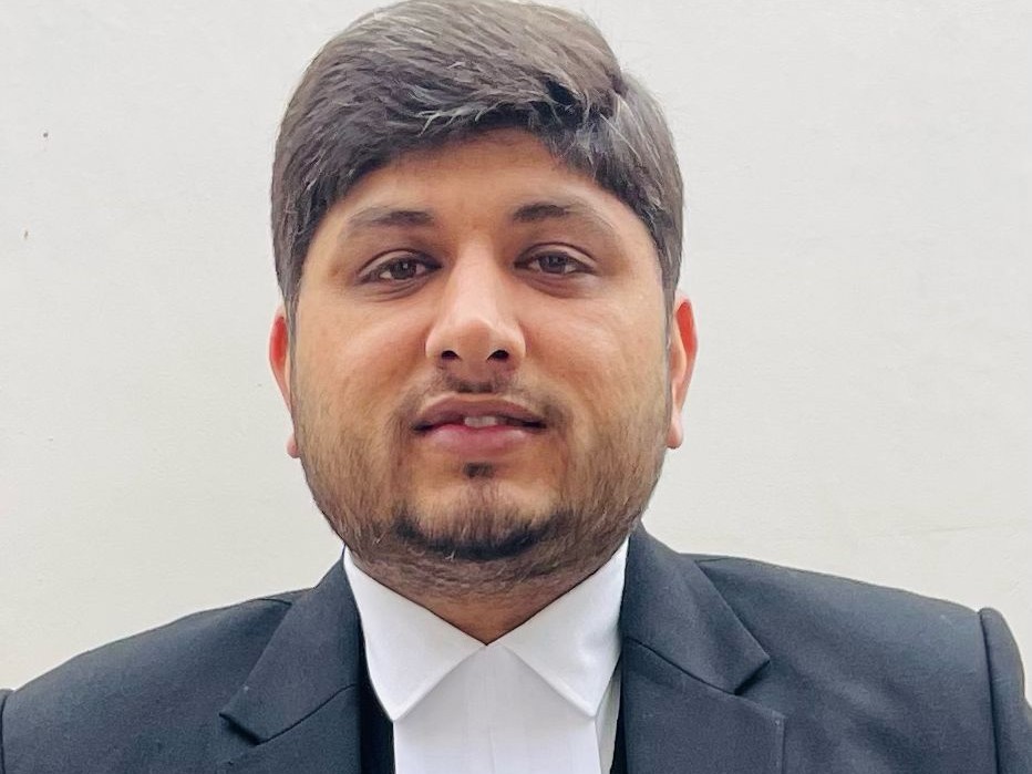 निरभैल सिंह के वकील अजय कुमार मामले की जानकारी देते हुए।