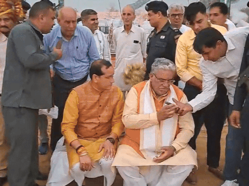 ਤੂਫਾਨ ਤੋਂ ਬਾਅਦ, ਮੰਤਰੀ ਨੇ ਸਟੇਜ ਦੇ ਹੇਠਾਂ ਕੁਰਸੀ ਤੇ ਬੈਠੇ.