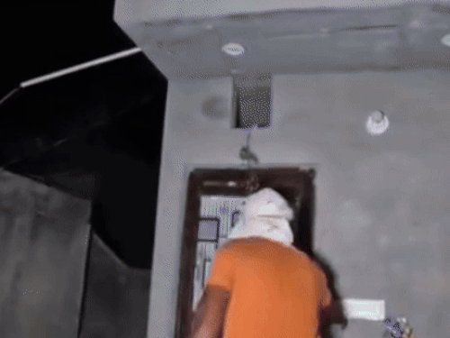 ਰਾਤ ਨੂੰ ਇਕ ਝਗੜੇ ਦੌਰਾਨ ਸਦਨ ਵਿਚ ਪਏ ਇੱਟਾਂ.