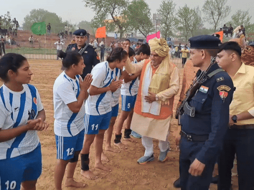 ਮੈਚ ਦੇ ਸਾਹਮਣੇ ਖਿਡਾਰੀਆਂ ਨੂੰ ਜਾਣ-ਪਛਾਣ ਕਰਾਉਣਾ.