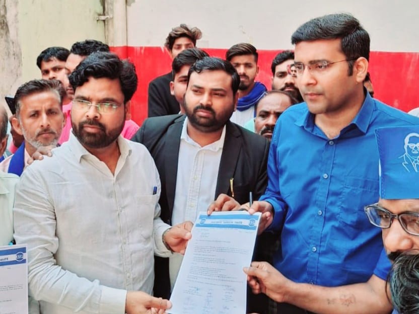 आजाद समाज पार्टी के कार्यकर्ताओं ने एसडीएम को ज्ञापन सौंपा।
