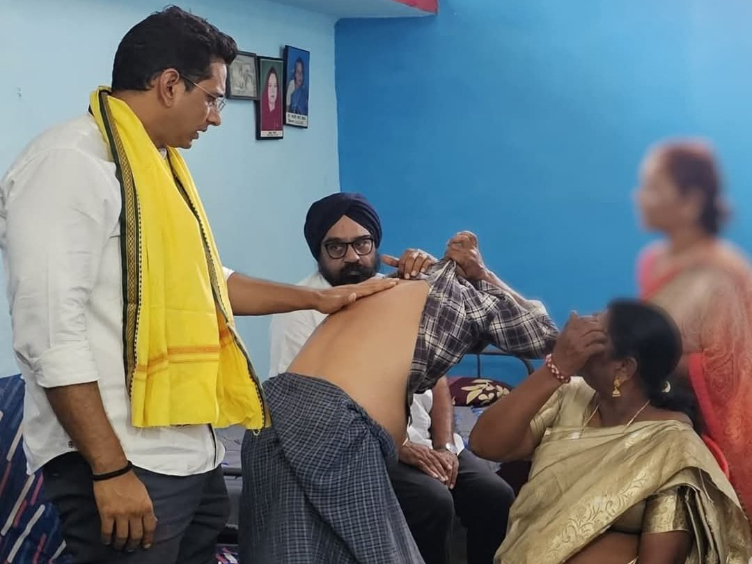 दुर्ग जिले में 6 साल की बच्ची से रेप और मर्डर के मामले में पीड़ित परिजनों से भिलाई विधायक देवेंद्र यादव ने की मुलाकात। - Dainik Bhaskar