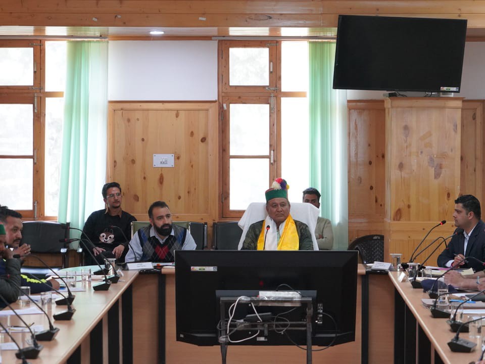 विभागों के अधिकारियों के साथ बैठक करते मंत्री नेगी।