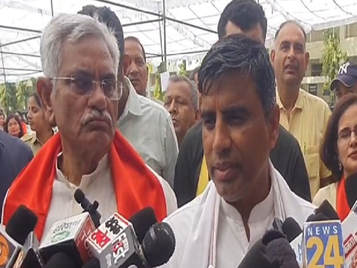 ਸਿੱਖਿਆ ਮੰਤਰੀ ਮੰਡਲ ਧਾਂਦਾ ਪੱਤਰਕਾਰਾਂ ਨਾਲ ਗੱਲ ਕਰ ਰਹੇ ਹਨ.