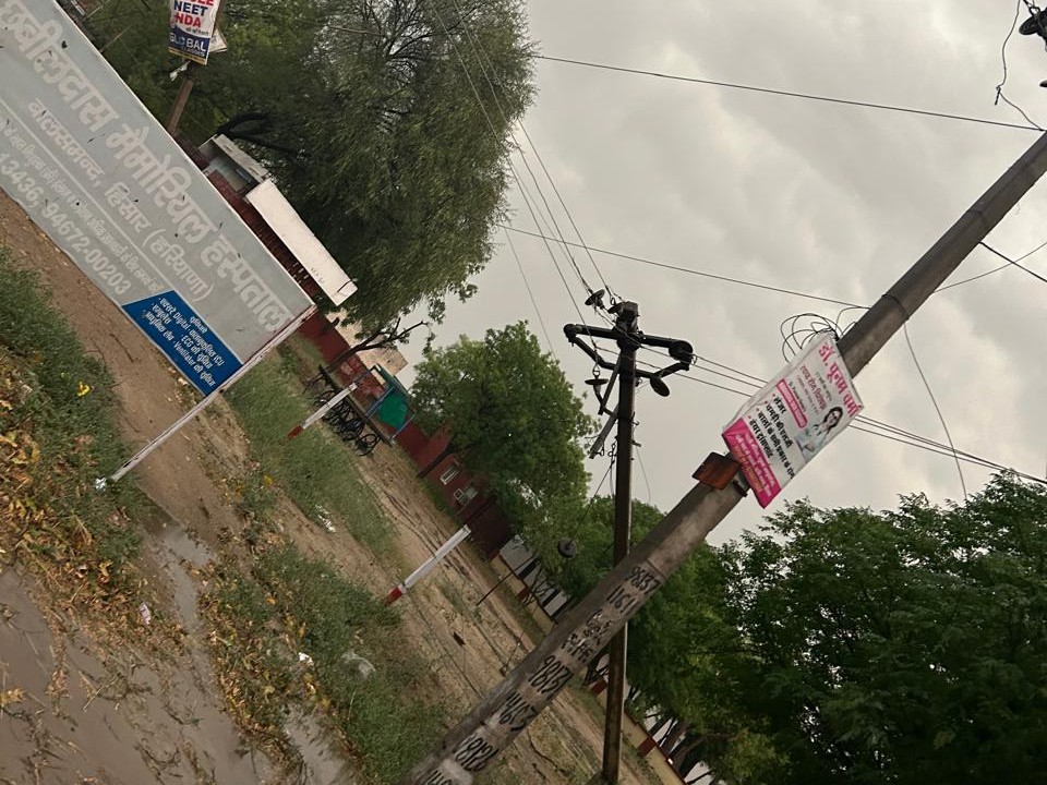 आंधी से गिरा बिजली का खंभा।