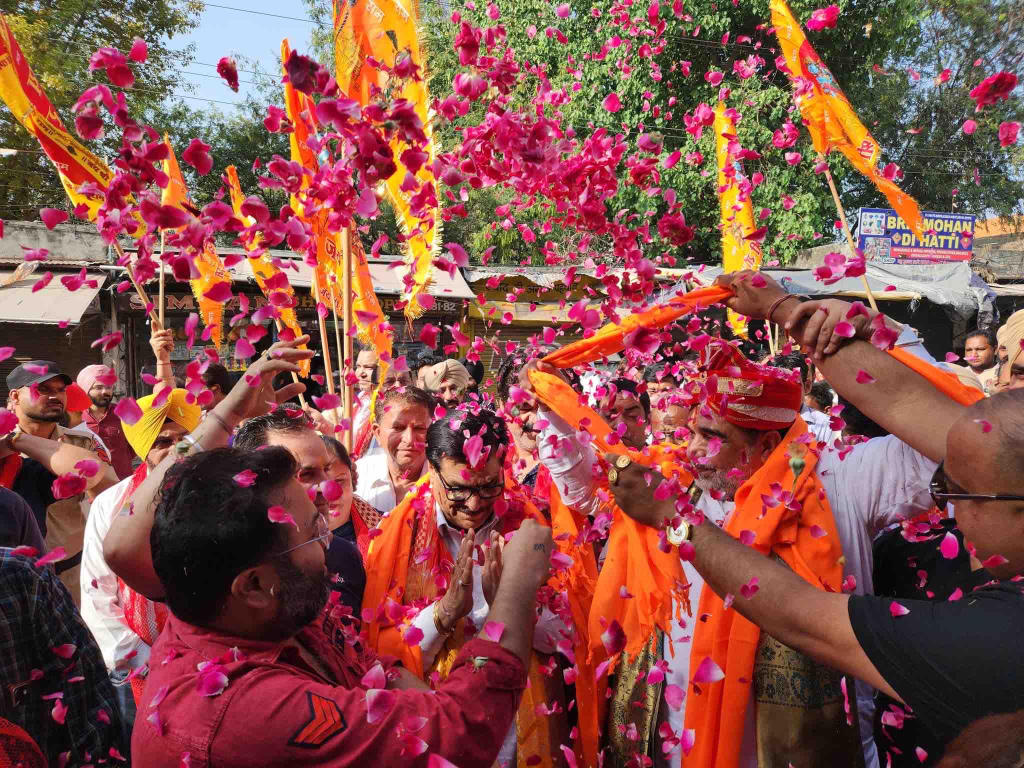 शोभायात्रा में विधायक का स्वागत करते संगठन पदाधिकारी।