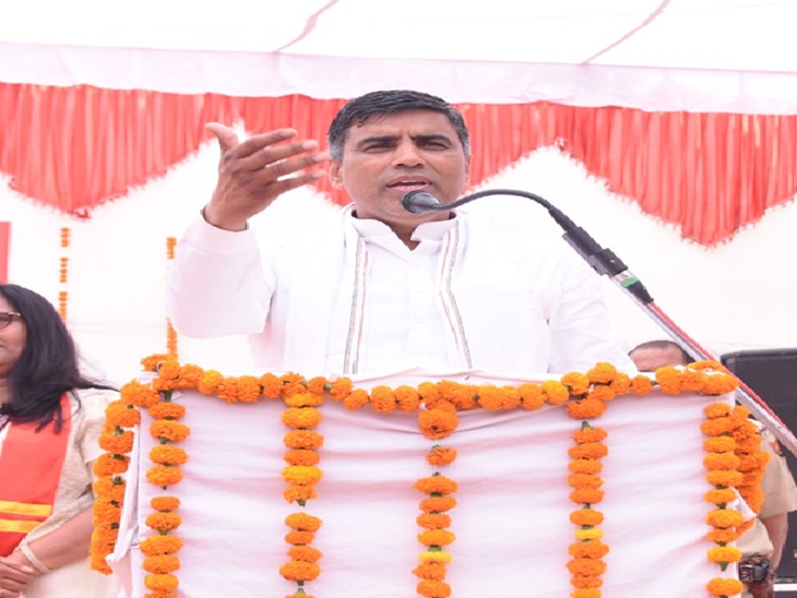 ਸ੍ਰੀਮਤੀ ਮੈਦਾਨਲ ਧੰਡਾ ਸਰਕਾਰੀ ਮਹਿਲਾ ਕਾਲਜ ਵਿਖੇ ਸੰਬੋਧਨ ਕਰ ਰਹੇ ਹਨ.