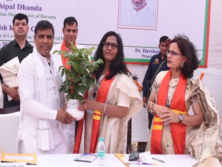ਸਰਕਾਰੀ ਸਰਕਾਰ ਮਹਿਲਾ ਕਾਲਜ ਮੰਤਰੀ ਮੰਡਲ ਧਾਂਡਾ ਦਾ ਸਨਮਾਨ ਕਰਦੇ ਹਨ.