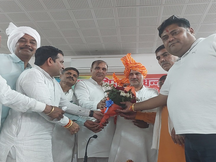 कार्यक्रम में सुभाष बराला को सम्मानित करते हुए कार्यकर्ता।