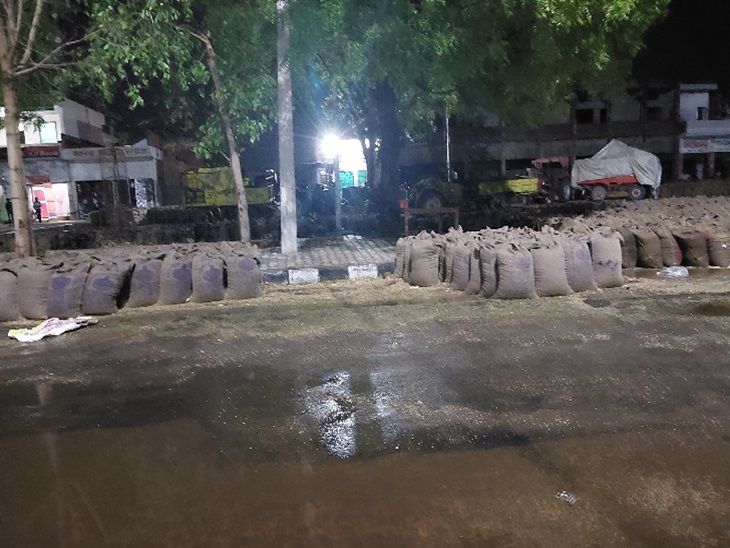 ਕਣਕ ਦੇ ਕਣਕ ਦੇ ਤੂਫਾਨ ਅਨੰਜਮੀਮੀਨੀ ਦੀ ਸੜਕ 'ਤੇ ਰੱਖੇ ਗਏ.