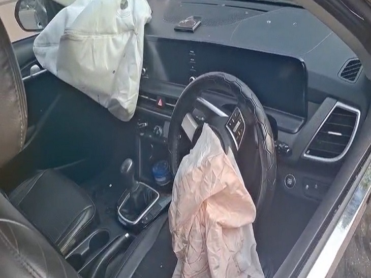 कार का एयर बैग खुला