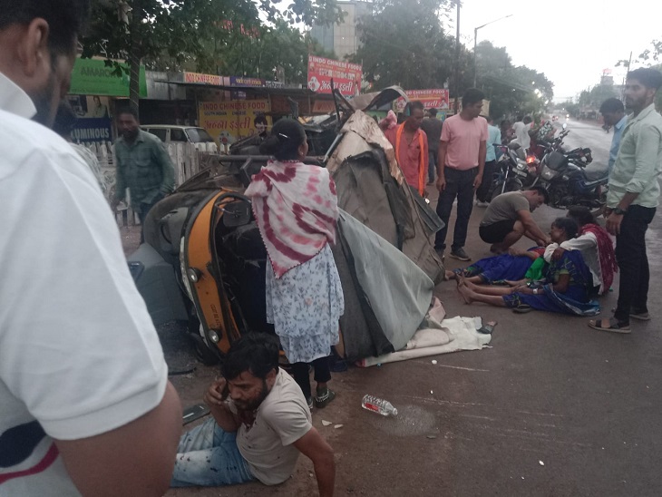 कार ने आटो को मारी टक्कर, मौके पर पड़े घायल - Dainik Bhaskar