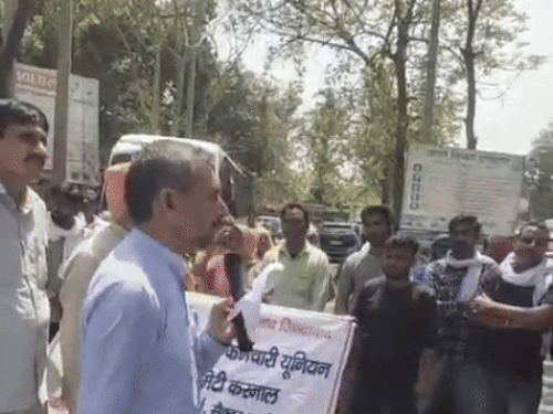 जिला सचिवालय में सरकार के खिलाफ प्रदर्शन करते कर्मचारी।