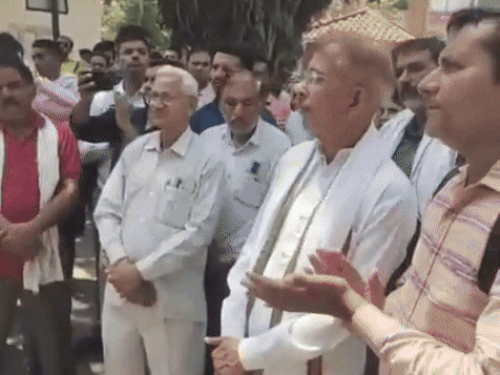 जिला सचिवालय में ज्ञापन देने पहुंचे कर्मचारी।