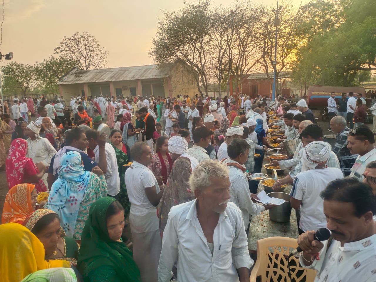 परिक्रमावासियों के लिए भंडारे का आयोजन किया गया।
