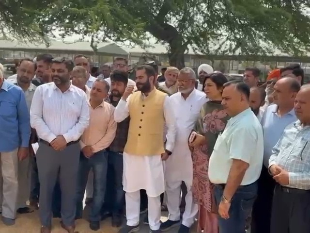 विधायक की मौजूदगी में किसान की फसल की खरीद शुरू।