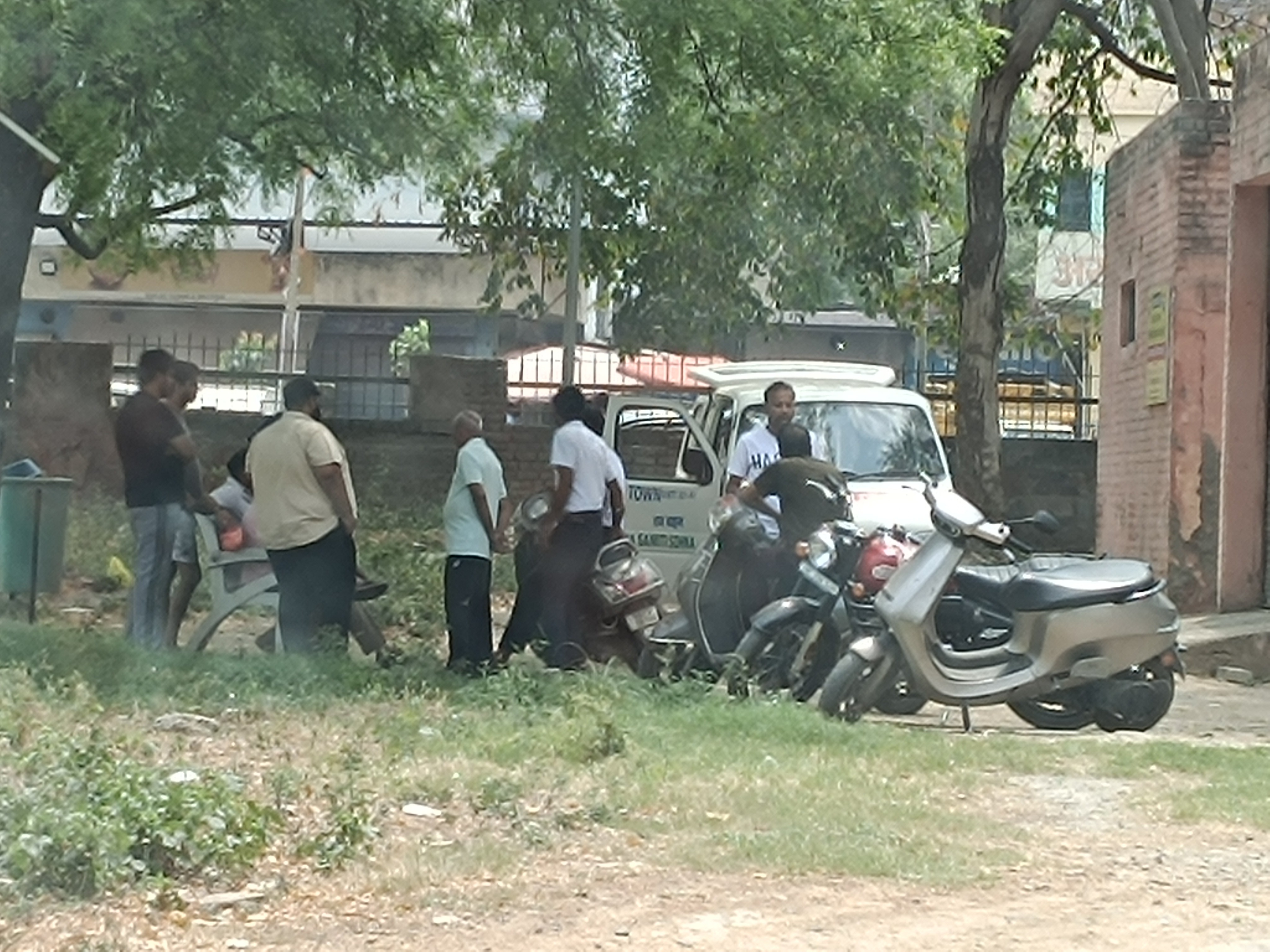 ਪੋਸਟਮਾਰਟਮ ਦੇ ਦੌਰਾਨ ਹਸਪਤਾਲ ਵਿੱਚ ਪਰਿਵਾਰ ਅਤੇ ਹੋਰ ਮੌਜੂਦ.