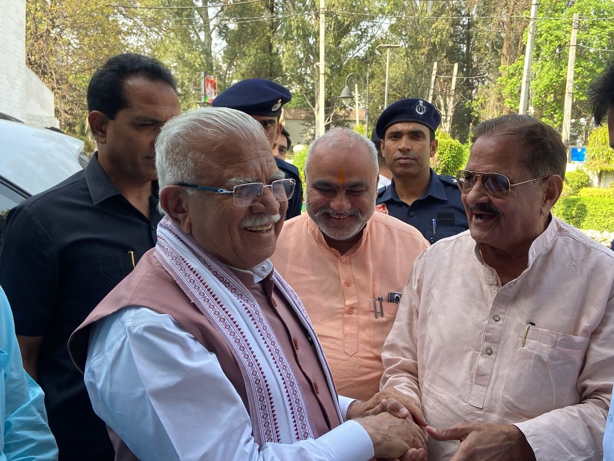 भाजपा पदाधिकारियों से मिलते मनोहर लाल खट्टर।