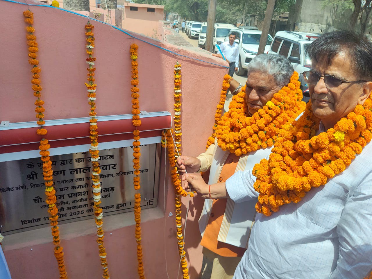 स्कूल द्वार का लोकार्पण करते मंत्री पंवार व राष्ट्रीय सचिव ओमप्रकाश धनखड़।