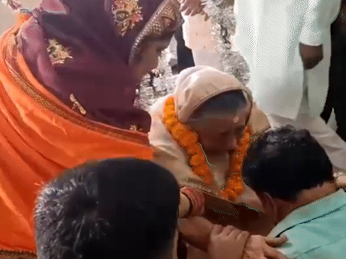 सिक्कों से तौलने पर भावुक हुई मां, छलके आंसू, बेटे को गले लगाया।