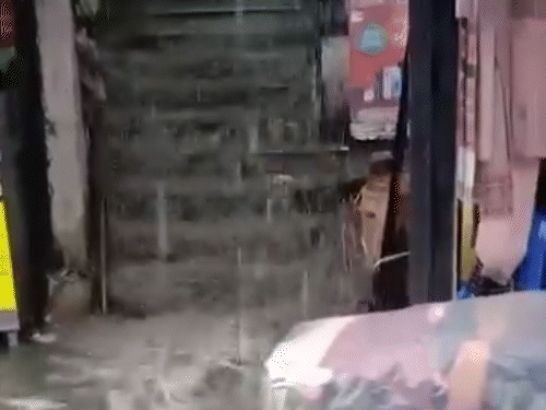 शिमला के लोअर बाजार में तेज बारिश के बाद दुकानों में घुसा पानी - Dainik Bhaskar