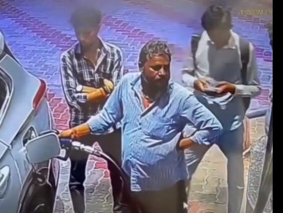 कार में डीजल भरवाते दोनों युवकों का CCTV पुटेज - Dainik Bhaskar