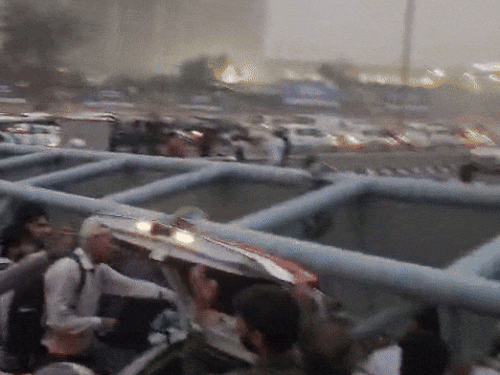 ਗੁਰੂਗ੍ਰਾਮ ਵਿੱਚ ਤੂਫਾਨ ਦੇ ਦੌਰਾਨ, ਰਾਹਗੀਰਸ ਕਵਾਰਕਾ ਐਕਸਪ੍ਰੈਸ ਵੇਅ ਤੇ ਦਸਤਖਤ ਹੇਠ ਦੱਕੇ ਵਾਲੀ ਕਾਰ ਵਿੱਚ ਫਸੇ ਹੋਏ ਲੋਕਾਂ ਨੂੰ ਬਾਹਰ ਕੱ .ੇ.