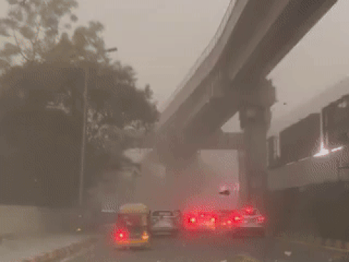 ਗੁਰੂਗ੍ਰਾਮ ਦੇ ਐਮਜੀ ਰੋਡ 'ਤੇ ਤੂਫਾਨ ਦੇ ਵਿਚਕਾਰ ਕ੍ਰਿਪ ਦੀ ਆਵਾਜਾਈ ਦੇ ਵਿਚਕਾਰ ਘੁੰਮਦੀ ਹੈ.