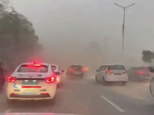 ਗੁਰੂਗ੍ਰਾਮ ਵਿੱਚ ਤੂਫਾਨ ਦੇ ਕਾਰਨ ਵੱਡੇ ਦੁਆਰਕਾ ਐਕਸਪ੍ਰੈਸ ਵੇਅ ਤੇ ਫਸੇ ਵਾਹਨ.