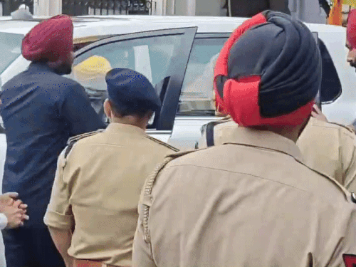 पंजाबी गायक हंसराज हंस के साथ उनकी पत्नी रेशम कौर को श्रद्धांजलि देने पहुंचे सीएम मान। - Dainik Bhaskar