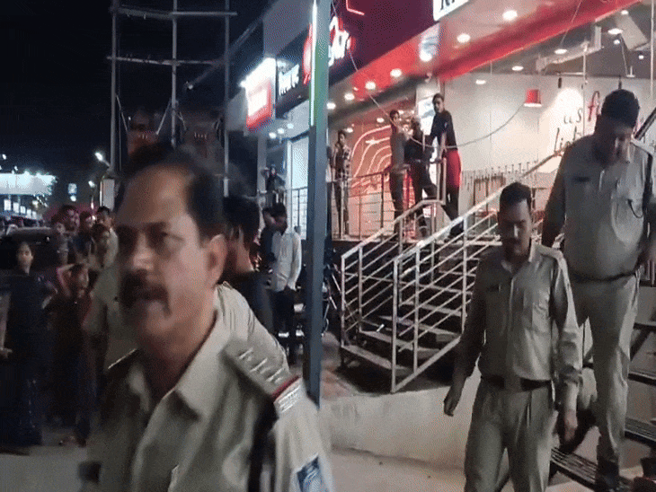 स्पा सेंटर पर दबिश देने पहुंची पुलिस टीम।