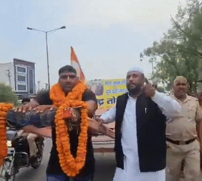 नूंह के तिरंगा पार्क पर रविंद्र के पहुंचने पर स्वागत करते लोग