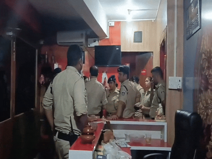 स्पा सेंटर पहुंची पुलिस टीम।