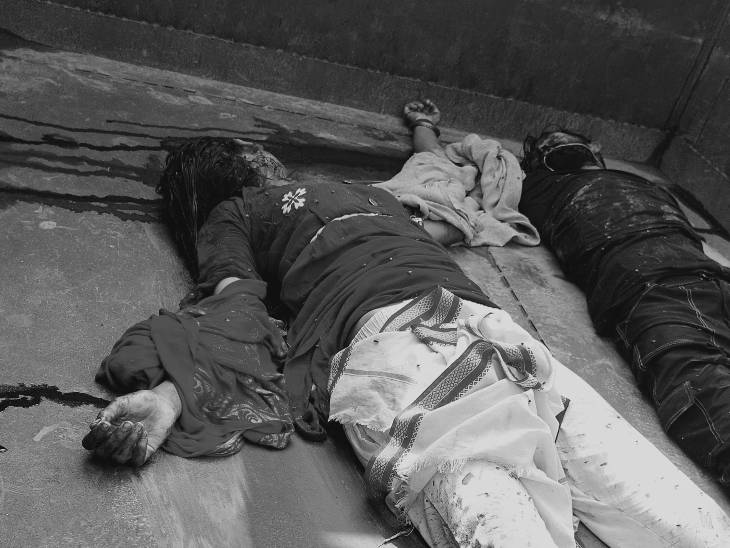 मर्डर के बाद पुलिस दोनों के शव को पोस्टमॉर्टम के लिए ले जाते हुए।