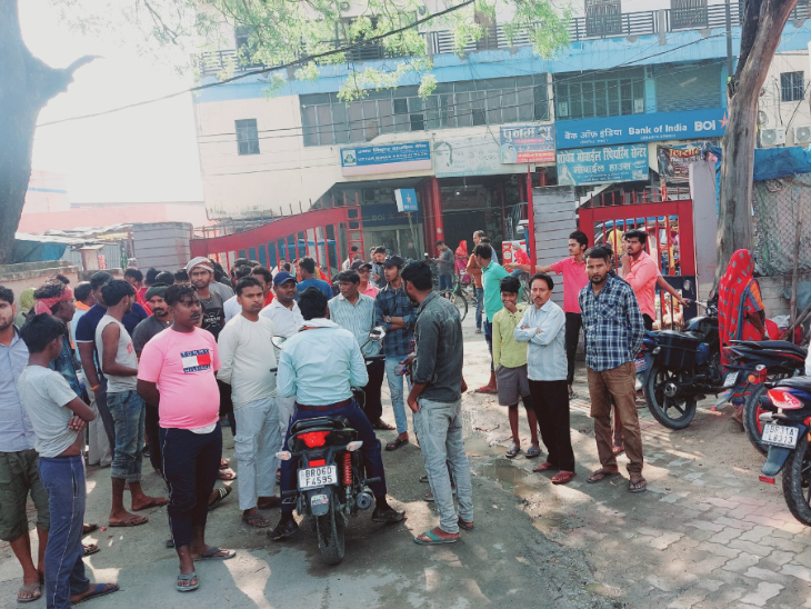 घटना के बाद पोस्टमॉर्टम हाउस के बाहर जुटी भीड़।