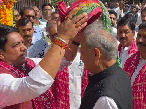 अशोक गहलोत महात्मा ज्योतिबा फुले की जयंती के अवसर पर उनकी प्रतिमा पर पुष्पांजलि अर्पित करने पहुंचे थे। यहां सरकार में मंत्री अविनाश गहलोत ने उन्हें साफा पहनाया।