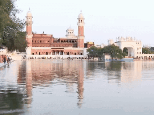 हल्के बादलों के बीच गोल्डन टेंपल का मनमोहक दृश्य। - Dainik Bhaskar