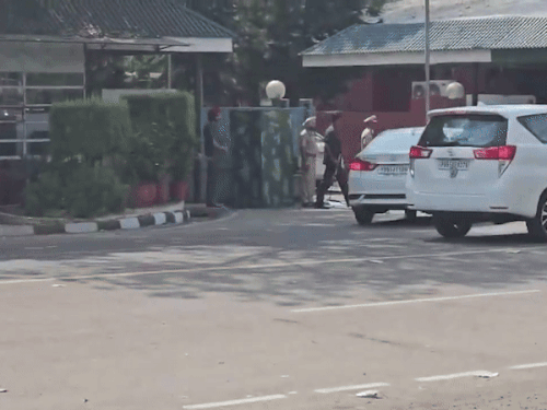 बैठक से पहले सीएम निवास पर पहुंचे मंत्रियों के काफिले। - Dainik Bhaskar