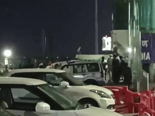 बीती रात ही अमृतपाल सिंह के साथ पप्पलप्रीत सिंह को पुलिस अमृतसर लेकर पहुंची थी। - Dainik Bhaskar