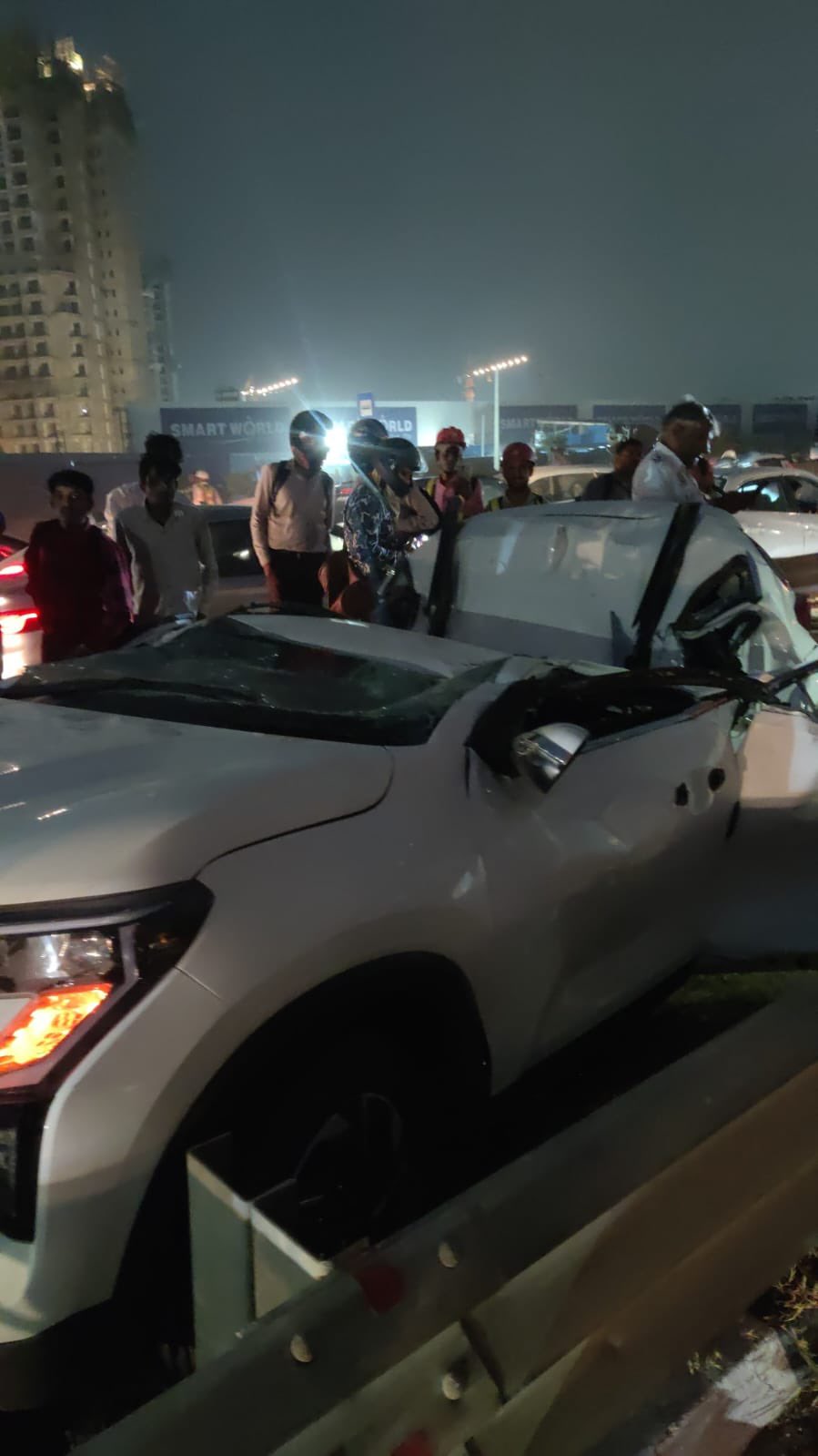 ਗੁਰੂਗ੍ਰਾਮ ਵਿੱਚ ਡਵਾਰਕਾ ਐਕਸਪ੍ਰੈਸ ਵੇਅ 'ਤੇ ਡਿੱਗਣ ਵਾਲੇ ਸਾਈਨ ਬੋਰਡ ਕਾਰਨ ਕਾਰ ਨੂੰ ਨੁਕਸਾਨ ਪਹੁੰਚਾਇਆ