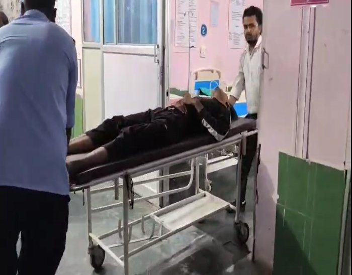 पानी पीने के दौरान ढक्कन निगलने पर आरोपी की तबीयत बिगड़ी