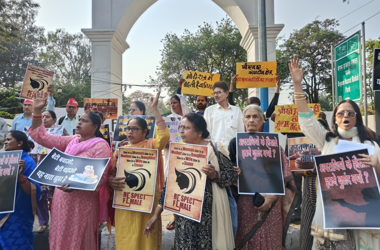 रेप की घटनाओं के खिलाफ नारेबाजी करती महिलाएं।