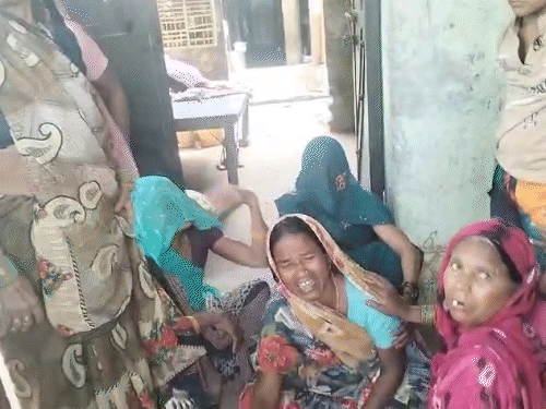 महिला की मौत के बाद रोते-बिलखते परिजन।