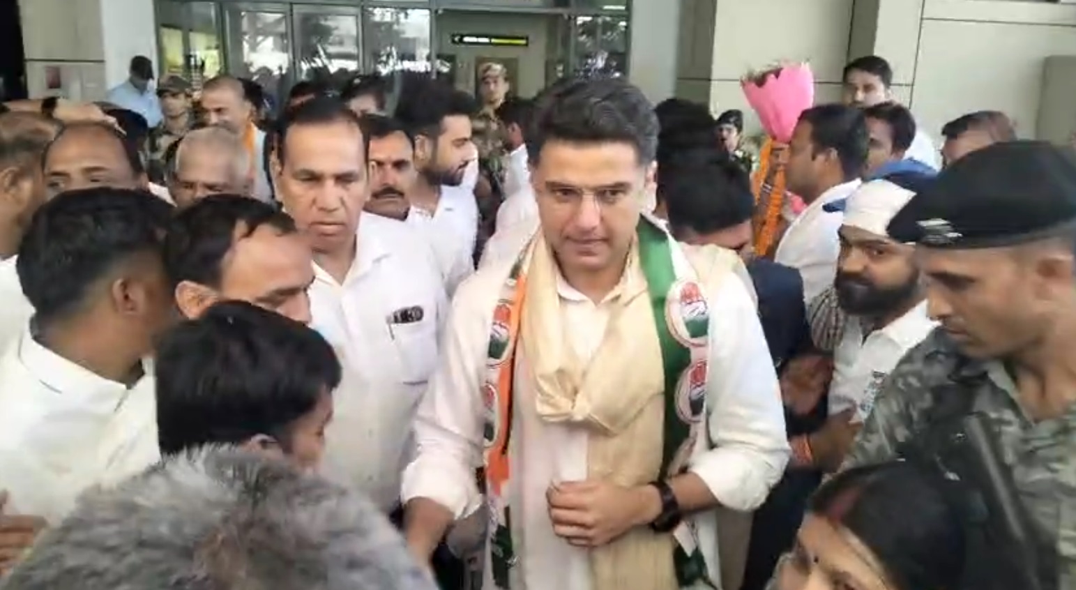 एयरपोर्ट पर पार्टी के नेता और कार्यकर्ताओं ने सचिन पायलट का किया स्वागत।