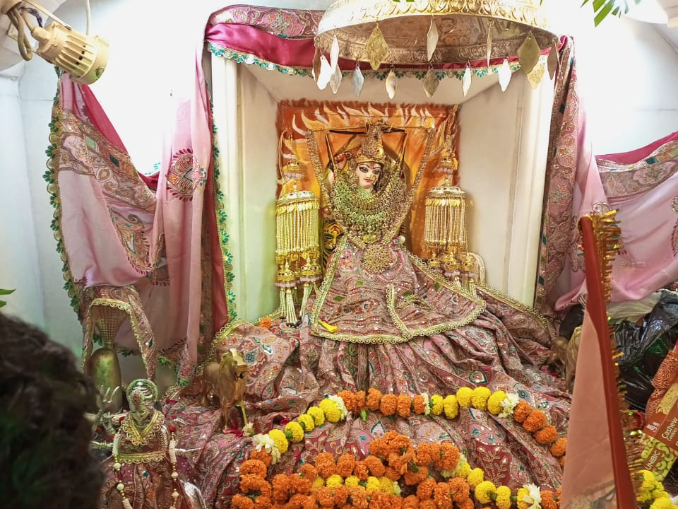 मेले वाले दिन मां त्रिपुरमालिनी को नए वस्त्र पहनाए गए और साथी मंदिर की भव्य सजावट की गई। - Dainik Bhaskar