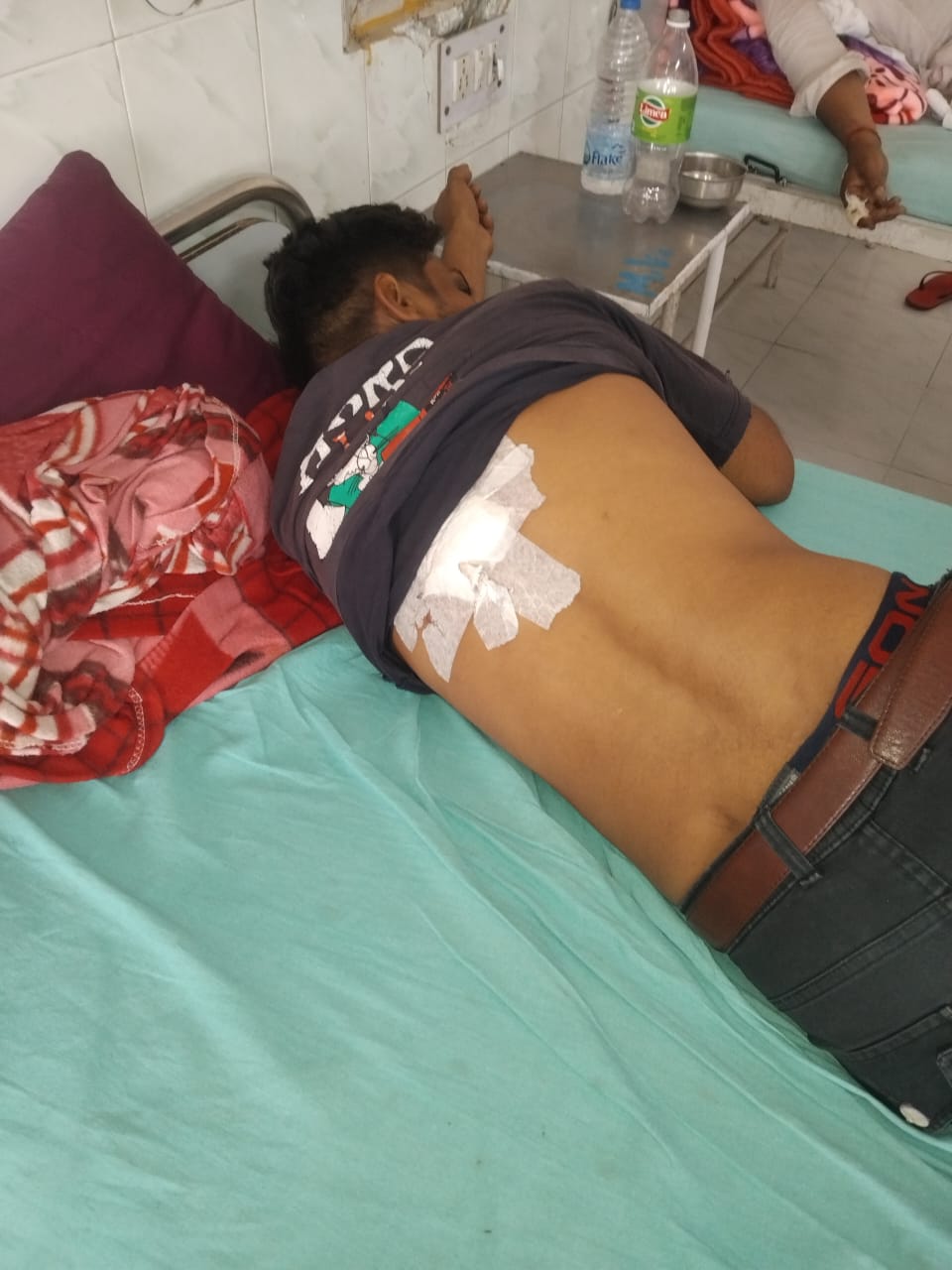 अस्पताल में दाखिल घायल मिर्जा।