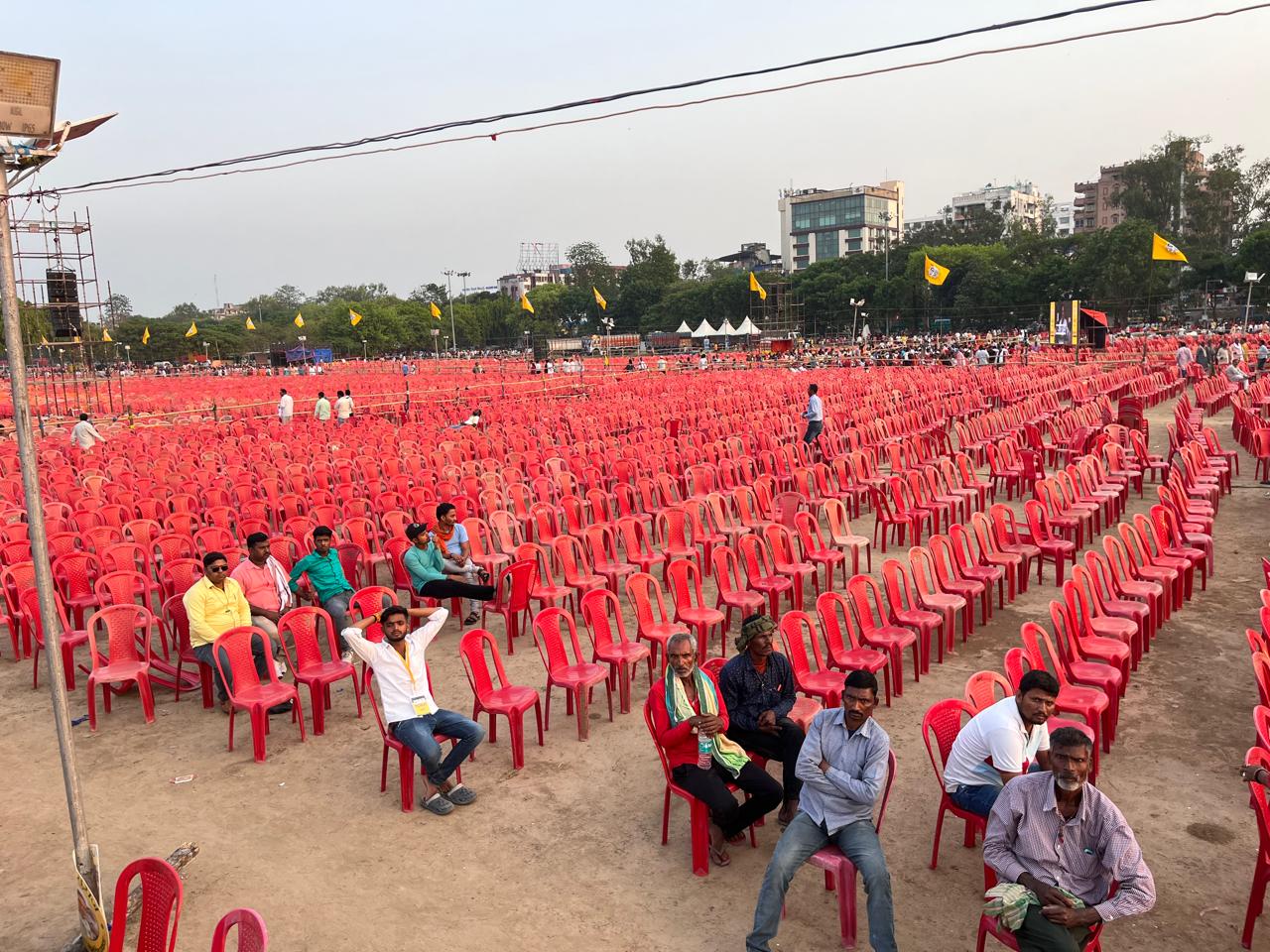 जनसुराज की तरफ से एक लाख से ज्यादा लोगों के पहुंचने का दावा किया गया है, लेकिन कुर्सियां खाली पड़ी हैं।