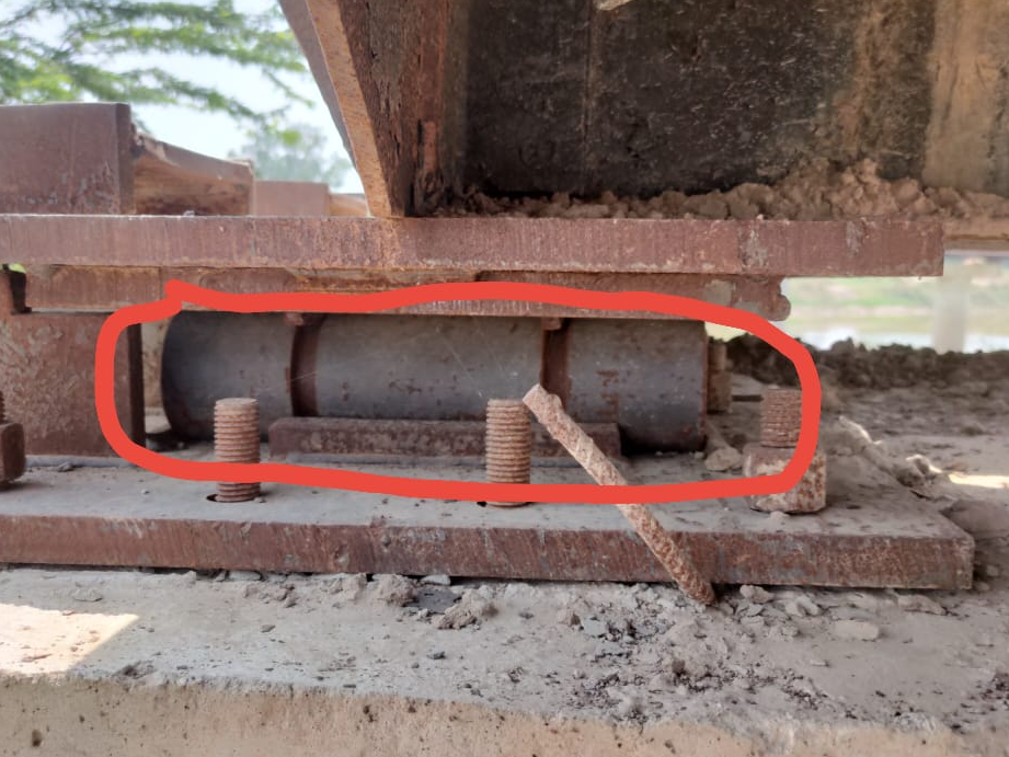 सिरसा में घग्गर नदी पर खेरकां गांव के पास बने ओवरब्रिज से स्पोर्टिंग प्लेट व रोलिंग टायर चोरी। - Dainik Bhaskar