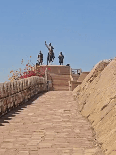 भरतपुर के खानवा में राणा सांगा का स्मारक। जहां राजा मेदनी राय और हसन खां मेवाती की भी प्रतिमाएं हैं।