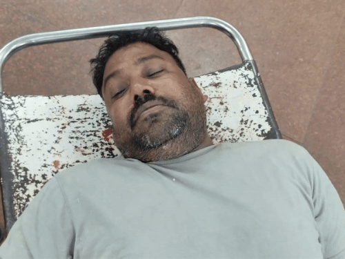 बदमाशों ने वर्कशॉप मालिक इश्तियाक अहमद पर भी हमला बोला था। उनके हाथ-पैर तोड़ दिए हैं।